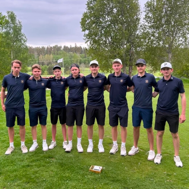 Juniorserielaget vann idag med 10 slag!! ⭐️
Juniorerna fortsätter att imponera och var överlägsna i andra omgången av Juniorserien. Med 139 slag var de hela 10 slag bättre än tvåan. Vi fortsätter att bygga för framtiden! 👊🏻🤩