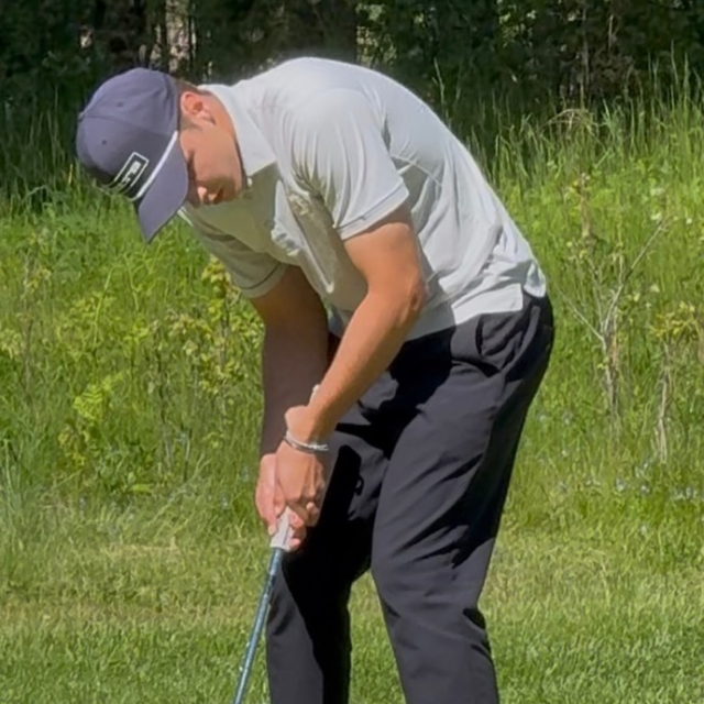 18-ÅRIGA JULIUS HANSSON 4a PÅ TORSHÄLLA OPEN!!! 

I helgen avgjordes elittävlingen Torshälla Open. 108 spelare i startfältet, stora delar av Sverigeeliten på plats. Då får vår Julius Hansson sitt lilla genombrott i seniorsammanhang och är ”bäst i stan” med fina scorerna 73-69 (-2). Julle har verkligen ett stort spel i sig och detta är nog bara början. 

Stort GRATTIS JULLE till den fina framgången. 

Eskilstuna ställde upp med hela 8 spelare (!) och efter Julius kom närmast Alfred Gindemo (T13) och Robin Bojar (T17) från klubben. 

Det lovar gott inför kommande månads seriespel där vi iår spelar i Division 1 på Roslagens GK norr om Stockholm den 15-18 juli.