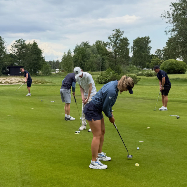 EUROPATOURSPELARE PÅ BESÖK… 

Igår på träningen hade vi besök av @moafolke som spelar på Ladies European Tour. Vi anordnade en Challenge för elitlaget samt Erik Sahlin som var inbjuden från juniorerna. 
Inspirerande att blanda erfaret proffs (som spelat in några miljoner på detta spel runt om i världen), elitkillarna med någon junior för en ordentlig utmaning på övningsområdet. Och att göra träningen meningsfull och skapa lite stress och press, så spellikt som möjligt. 

Vinnare: Moa Folke
Andraplats: Alfred Gindemo
De andra som försökte utmana var: Oliver Gemmel, Gilbert Norbäck, Philip Svensson och Erik Sahlin. 

Mot nya framgångar ⭐️

/Patrik Jonsson, Sportchef/PGA Tränare Eskilstuna GK