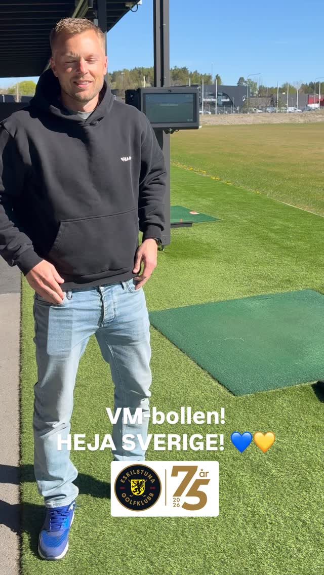 VM-bollen! 🇸🇪

Idag börjar Fotbolls-VM och vi på Eskilstuna Golfklubb är stolta över att en av våra medlemmar, Sebastian Larsson, finns med som assisterande tränare till Graham Potter att föra SVERIGE till framgångar! 💛💙

Självklart blir det tävling på rangen under hela VM. Vi vill förstås att alla våra medlemmar och gäster ska hålla svingen igång och röra lite på sig mellan matcherna på tvn. 
Vi har stoppat in Sverige-bollar med ”Bissens” autograf på och får du en Sverigeboll i din hink tar du med den in till SwingLab så fyller vi på ditt rangekort med 100kr. Dessutom är du med i en utlottning av ett fint pris efter VM. 
Tävlingen på rangen håller på från idag till finaldagen den 19 juli. 

Håll svingen igång och lycka till @seblarsson_official och HEJA SVERIGE! 🇸🇪 🏆