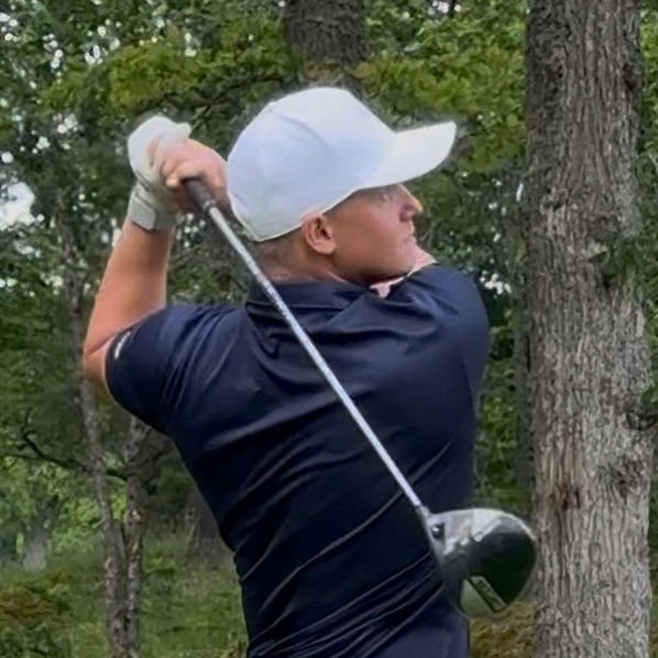 SEGER TILL ALFRED GINDEMO! ⭐️🏆

Alfred Gindemo vinner NSGK OPEN, en ordentligt fin skalp i ett starkt startfält. Med scorerna 67-66 (-11) vann vår Affe med ett slag. Han avslutade birdie-birdie sista två hålen och avgjorde tävlingen. 

Stort stort GRATTIS! ⭐️🏆