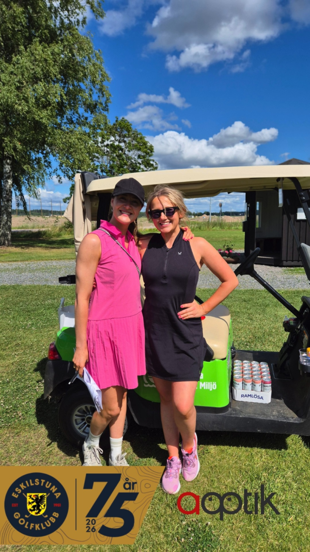⛳️🎉 DAG TVÅ AV ESKILSTUNAVECKAN ÄR AVKLARAD!

Idag spelades den populära fyrmannascramblen, sponsrad av Aoptik. Stort tack till Aoptik för ett fint samarbete och ett fantastiskt prisbord som bidrog till en härlig tävlingsdag!

🏆 A-KLASSEN
Albin Kun, Alfred Gindemo, Anton Holmgren och Simon Wigren vann på imponerande 19 slag under par. En makalös runda där laget noterade ett par – och resten birdies eller eagles! 👏🔥

🏆 B-KLASSEN
Stephan Adolfsson, Sebastian Streng, Ann Streng och Carola Lifvergren vann på fina 15 slag under par. Stort grattis till en fantastisk prestation!

Även sidotävlingarna bjöd på imponerande resultat:
🎯 Närmast hål, hål 5: Magnus Johansson – 1,16 meter
🎯 Närmast hål, hål 14: Eva-Marie Lindblom – 8 centimeter! Så nära en hole in one! 🤩
💥 Längsta drive, damer: Amanda Andersson
💥 Längsta drive, herrar: Andreas Johansson

Stort grattis till alla pristagare och ett varmt tack till alla deltagare som gjorde ännu en dag av Eskilstunaveckan till en riktig golffest! 💚
Imorgon väntar Resetouren by Beachcomber – en av årets mest uppskattade partävlingar. Vi önskar alla deltagare stort lycka till! ⛳️

#eskilstunagolfklubb #meränbaraengolfklubb
