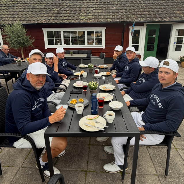 Seriespelet Division 1 Herrar avslutades i lördags och glädjande nog får ett nytt försök nästa år att nå svensk golfs finrum, alltså Lag-SM. 
Iår slutade vi på en 6e plats (av 14 lag) efter scorerna 75-85-67-73-66-67-77-77-73-69. 
Topparna var jättebra och med lite mer träning och finslip på vissa delar kommer vi att ha chans framöver att vinna denna serie. Det är känslan när vi lämnade Roslagens GK i lördags eftermiddag. Som nykomlingar i Division 1 var målsättning en mittenplacering och att vara bäst i stan. Det lyckades vi med då Torshälla var 10 slag bakom oss. ⭐️

Det var en mastig tävling med 6 ronder på fyra dagar i het sommarvärme och grabbarna skötte vätskeintag och alla andra processer strålande. Att bollarna inte alltid gick vår väg är en annan sak och det kommer vi jobba på med framåt. 
Lagsammanhållningen har varit på topp och det härliga engagemanget och det professionella uppträdandet både på och utanför banan är så viktig nu när vi bygger vidare på vår Elit & Juniorverksamhet i klubben. 
Vilka grymma förebilder ni är, @alfredgindemo @gilbertnorback @robinbojar @oliver.gemmel @philipadamsvensson @julius__hansson07 @a.thunebro 

Ni är värda lite vila nu innan resten av säsongen drar vidare! 💙

/Patrik Jonsson, Coach och Lagledare tillsammans med Janne Ekman