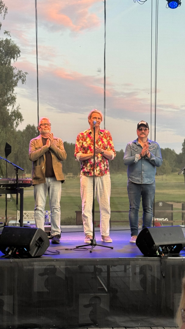 Ikväll gästades vi av Tommy Nilsson på Sommar på Bryggan och vilken underbar kväll vi fick tillsammans. Till tonerna av Dina färger var blå samt en Tommy som underhöll med både roliga och tänkvärda ord satte vi punkt för årets konserter hos oss på Bryggan!  Tack till dig och bandet för en otrolig kväll 🌟 samt tack till Eskilstunakompaniet för fint samarbete 👏

Har du önskemål om vilka artister vi ska försöka boka till Sommar på Bryggan 2027? Doppa dem nedan 👇

#eskilstunagolfklubb #meränbaraengolfklubb #bistrobryggan #sommarpåbryggan