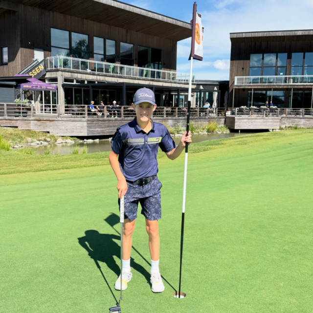 Lukas Westin vann Sommarlovstouren by CobraPumaGolf 2026

Vilket suveränt spel som visades upp idag av junioren Lukas Westin. Han såg fokuserad ut från start och ingen kom i vägen för hans spel. Han radade upp par, höll på att sätta den rakt i kopp på 14e och slog långa fina golfslag mest hela vägen in mot 18e. 
Kvartsfinalen vanns mot Hugo Brännberg, semifinalen mot Lucas Jacobsson och finalen mot Alvin Söderroos. 
Stort GRATTIS Lukas ”Lill-Ludde” Westin till en helt välförtjänt seger 🏆 

Finalresultat:
1. Lukas Westin
2. Alvin Söderroos
3. Lucas Jacobsson
4. Teo Eriksson
5. Hugo Brännberg
6. Pelle Nordqvist
7. William Wikman
8. Axel Carlsson

Tack till alla juniorer som varit med iår och gjort denna tävling till något riktigt kul och bra. 
Prisutdelning sker på vår egna Idrottsgala den 20 september, där vi även delar ut fler utmärkelser som Årets Junior, Årets Träningsflit, Årets Prestation och Årets lag. 

Fortsätt att träna på nu i höst och utveckla det fina spel som ni redan har. 
Det var riktigt kul att se er spela den här sommaren. 

/Patrik Jonsson, Sportchef